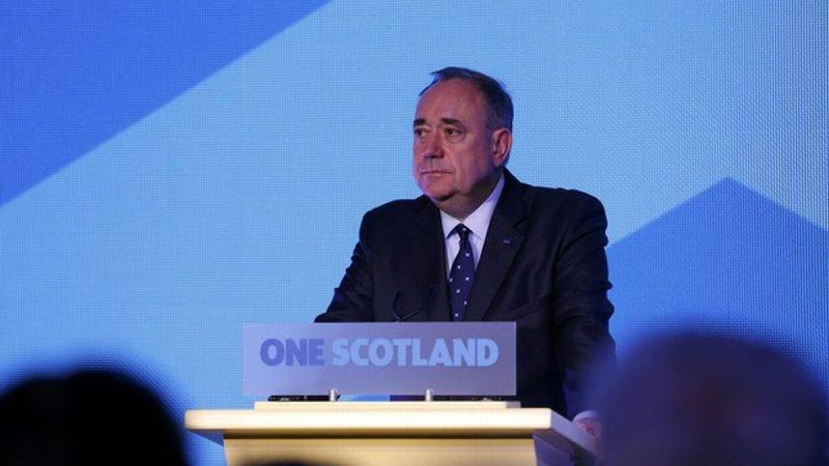 Alex Salmond comparece ante la prensa para valorar los resultados del referéndum, este viernes en Edimburgo.-Foto: REUTERS / RUSSELL CHEYNE