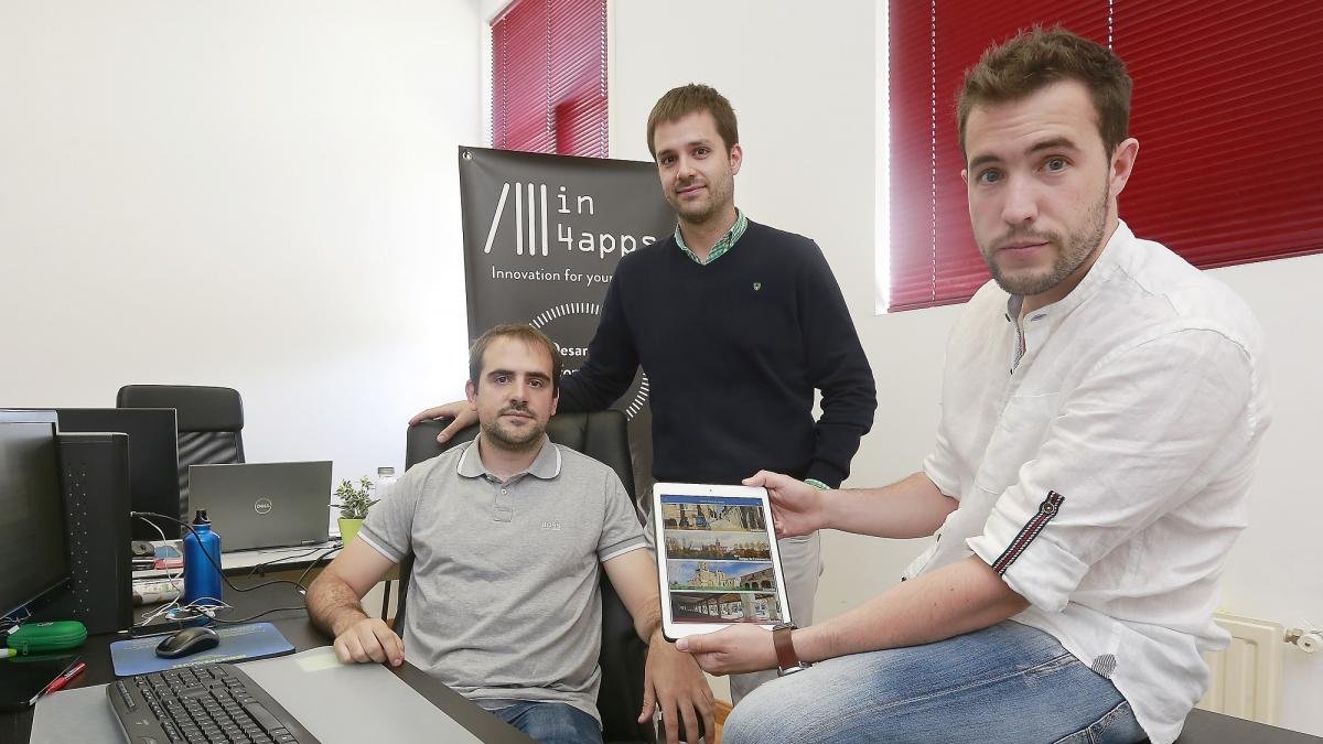 Los tres emprendedores posan en su oficina ubicada en las instalaciones del Centro Europeo de Empresas e Innovación (CEEI) de Burgos.-RAÚL OCHOA
