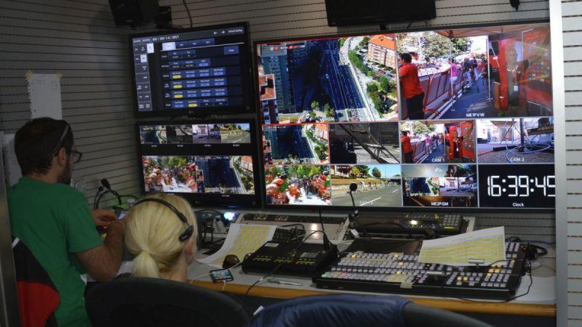 Imagen del camión de producción desde donde se realiza la señal de televisión de Eurosport de la Vuelta a España.-EL PERIÓDICO