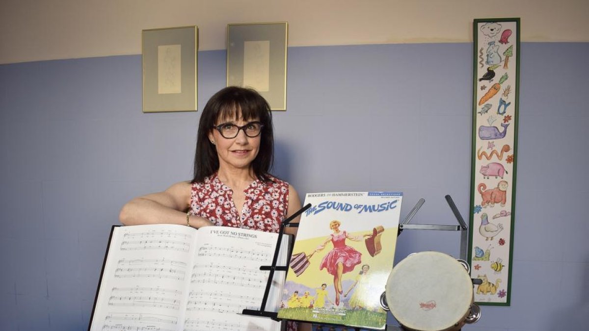 María Dolores Campos, soprano, profesora de canto y directora de la Escuela Profesional de Canto Hansel y Gretel, en las instalaciones del centro, que están integradas en el Colegio de San José de Valladolid.-