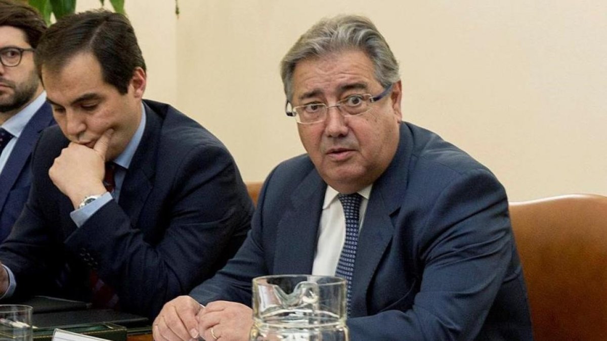 Zoido (derecha), este martes, durante la reunión con asociaciones de la Guardia Civil, en Madrid.-EFE / MIGUEL BERROCAL