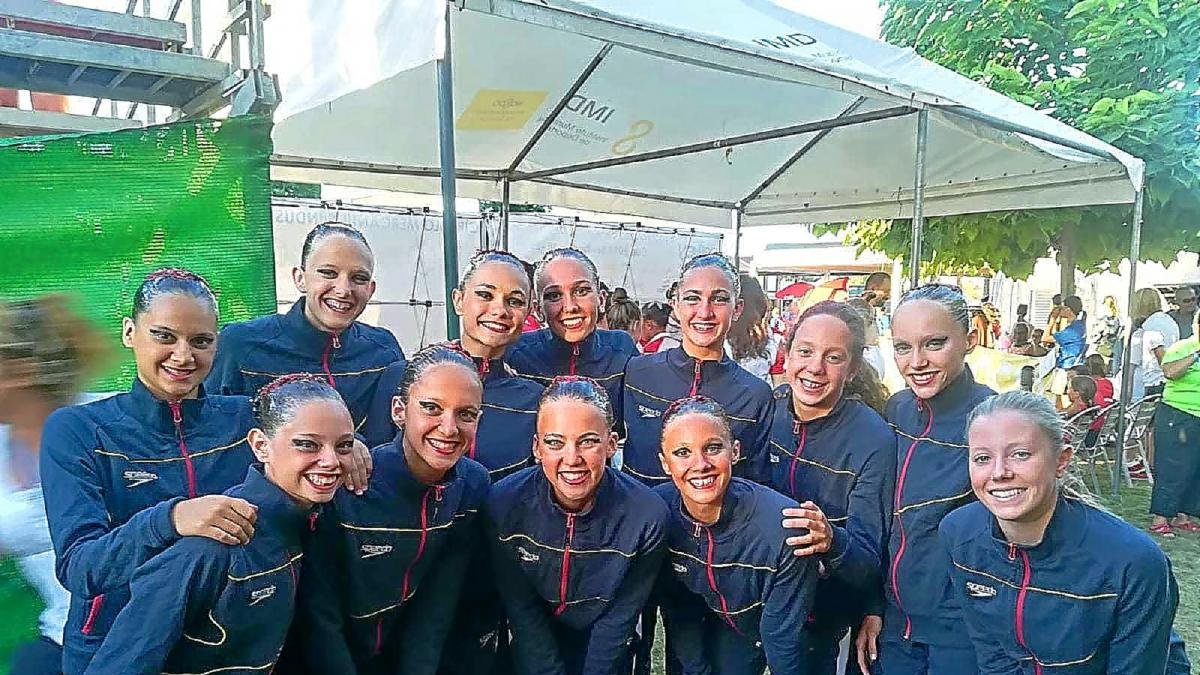 El equipo nacional posa en las instalaciones de laCOMEN.-EL MUNDO