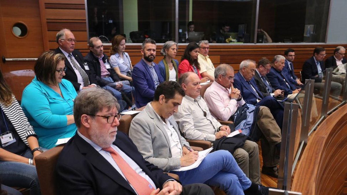 El presidente de Cecale, Santiago Aparicio, junto a los secretarios regionales de CCOO y UGT en el Debate de política general en las Cortes.-ICAL