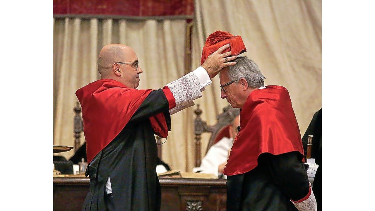 Jean Claude Juncker recibe el birrete en su investidura como doctor Honoris Causa.-ICAL