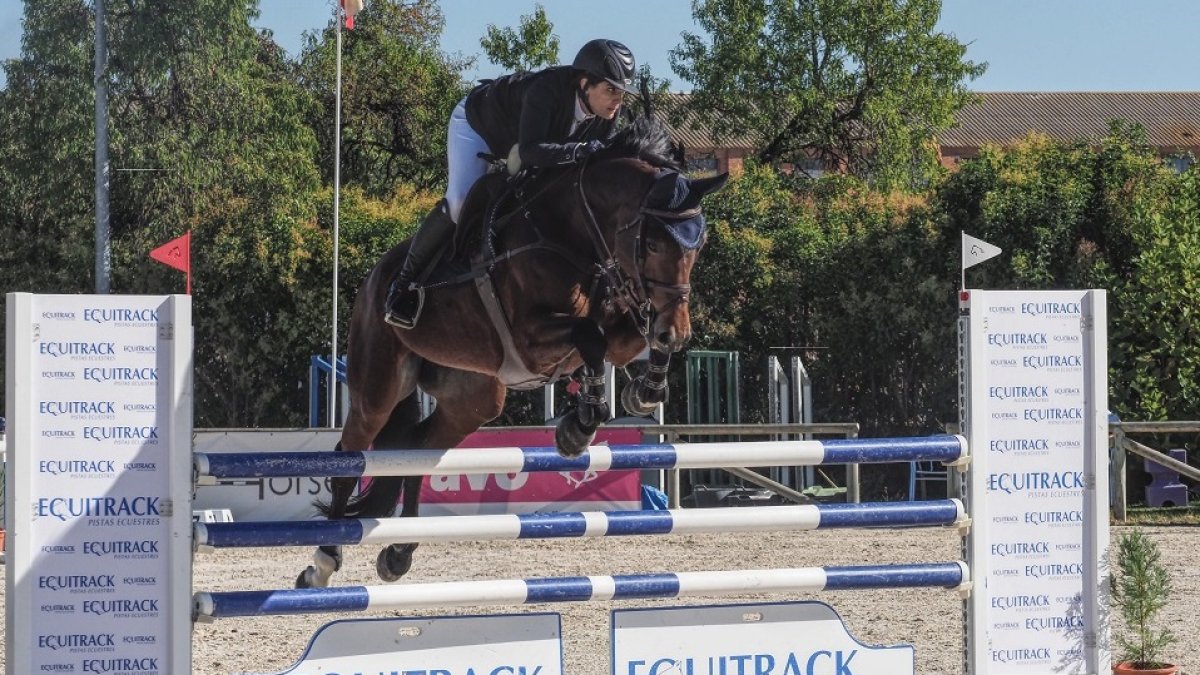 La amazona bilbaína Leire Bug en pleno concurso en la pista de la Real Sociedad Hípica de Valladolid. /  MARIANO G. EGEA