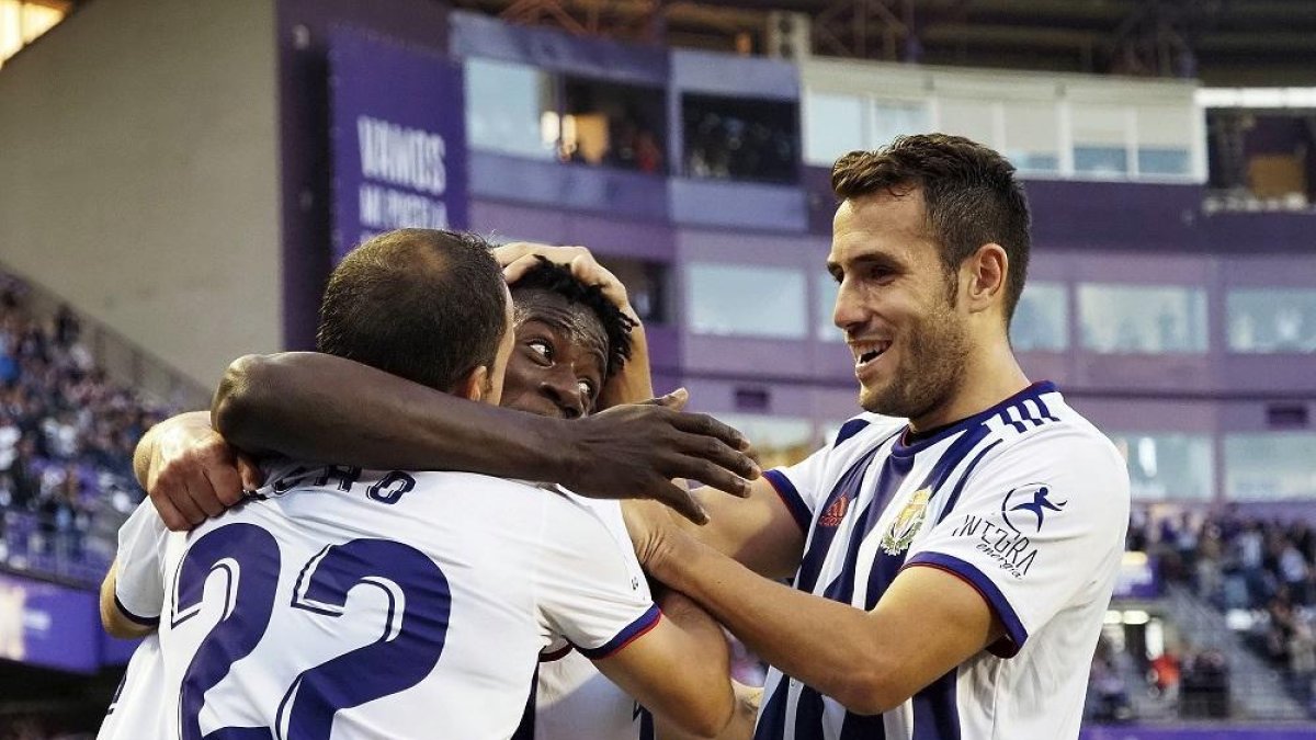 Salisu, Nacho y Olivas celebran el tanto contra el Éibar.-M.Á.S.