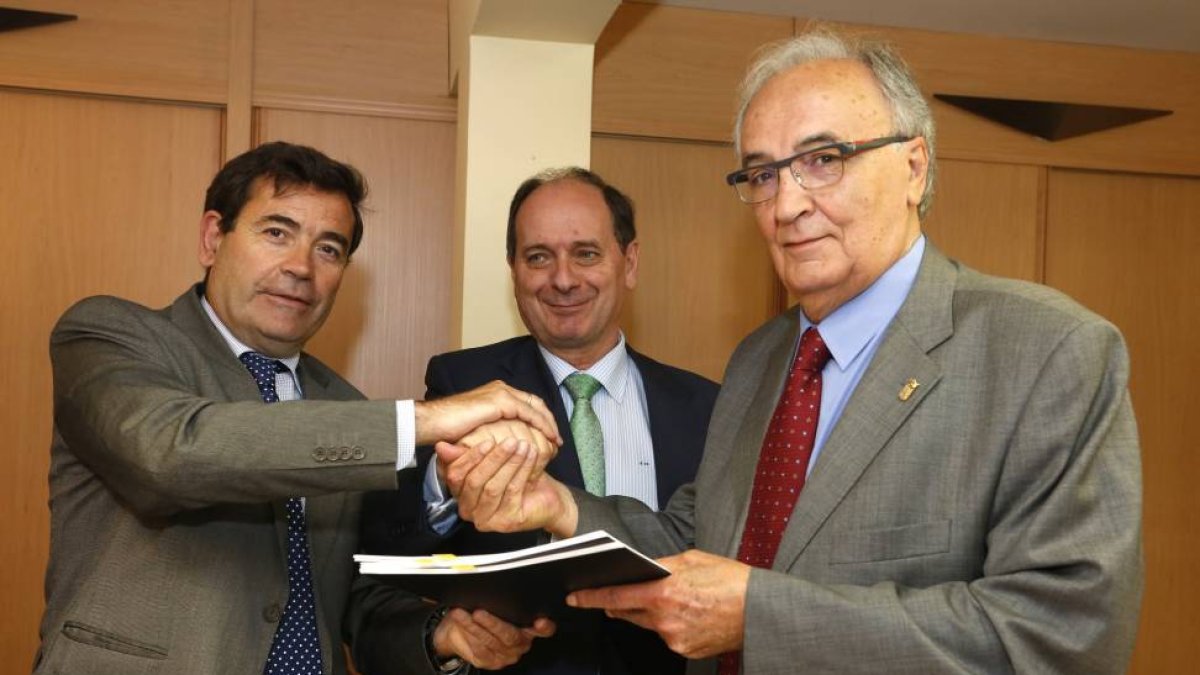 El presidente de SEIASA, Francisco Norte (C), el secretario general de Agricultura, Carlos Cabanas (I) y el presidente de la Comunidad de Regantes del Canal del Páramo, Ramón Ferrero (D), suscriben en Santa María del Páramo (León) un acuerdo que permitirá-ICAL