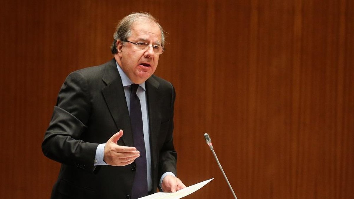 El presidente de la Junta de Castilla y León, Juan Vicente Herrera, durante su intervención en un Pleno de las Cortes de Castilla y León.-ICAL