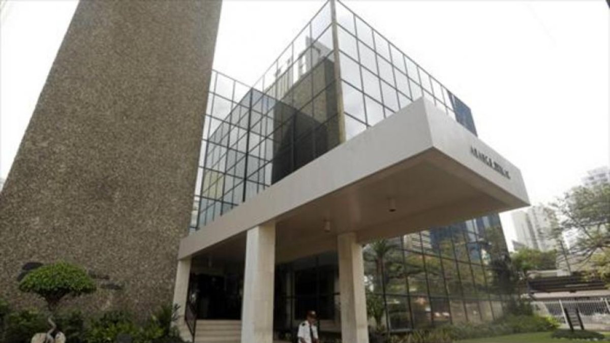 Un vigilante, ante la puerta del despacho Mossack Fonseca, ayer, en Panamá.-AP / ARNULFO FRANCO