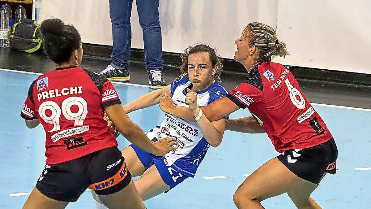 Teresa Álvarez intenta zafarse de la férrea defensa del Granollers.-MIGUEL ÁNGEL SANTOS