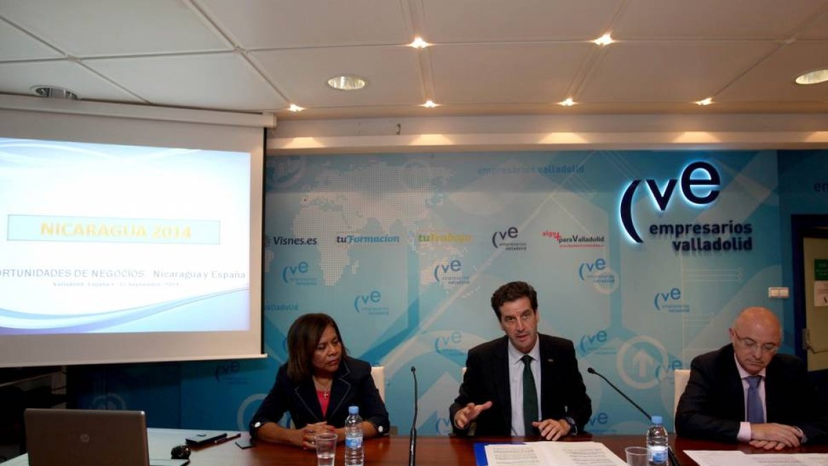 La embajadora de Nicaragua en España, Verónica Rojas, junto al presidente de la CVE, José Antonio de Pedro, tras el encuentro con el Comité Ejecutivo de la Confederación Vallisoletana de Empresarios-Ical