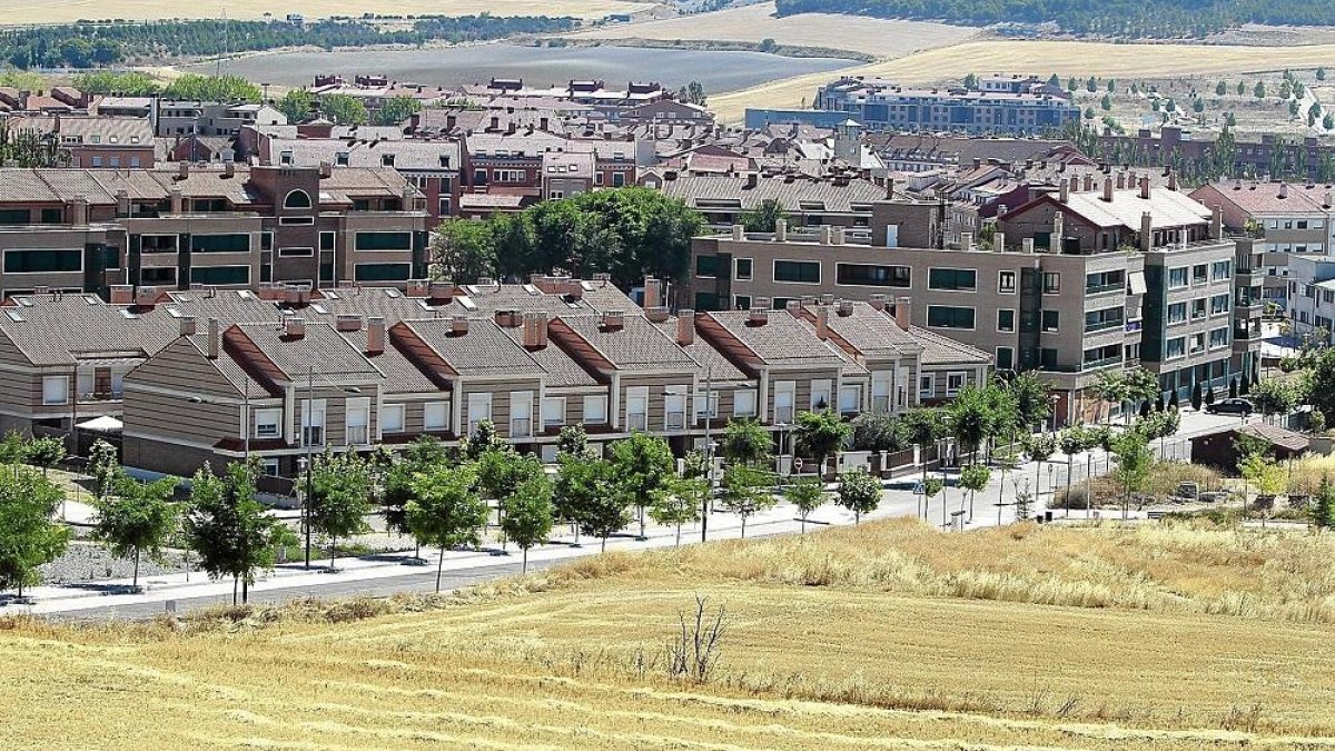 Solar donde se construirá el demandado instituto de La Cistérniga, en la ‘Cuesta de San Cristóbal’.-J.M. LOSTAU