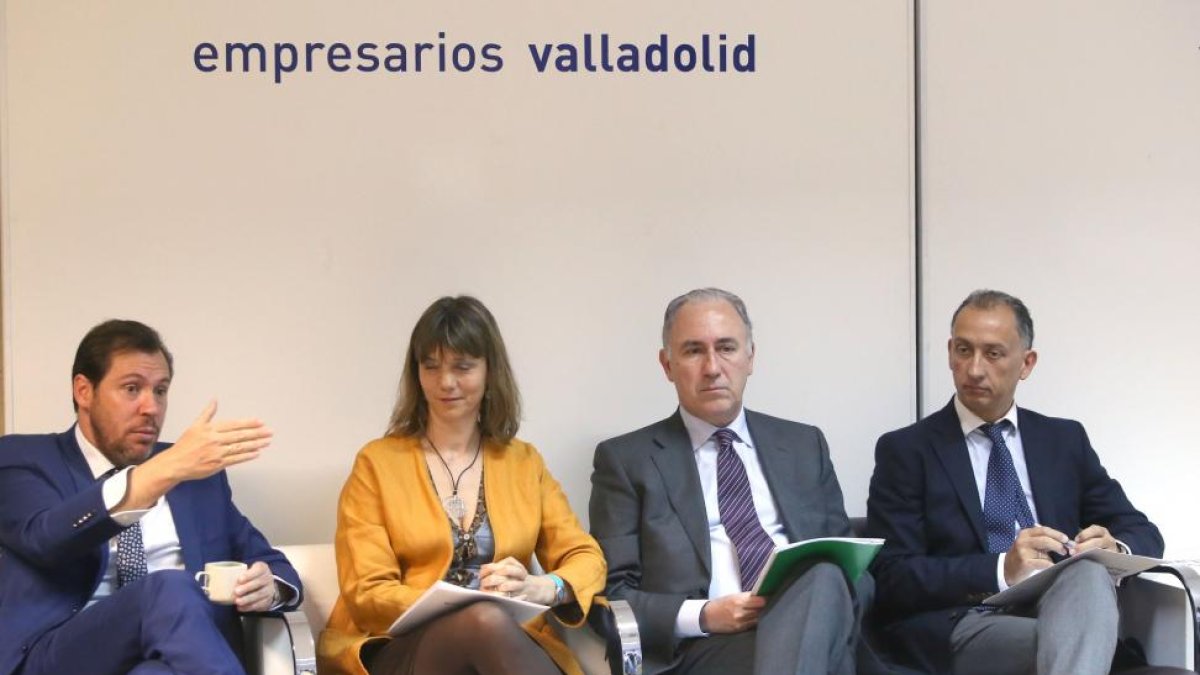 La presidenta de la CVE, Ángela de Miguel, mantiene un encuentro de trabajo con el alcalde de Valladolid, Óscar Puente-ICAL