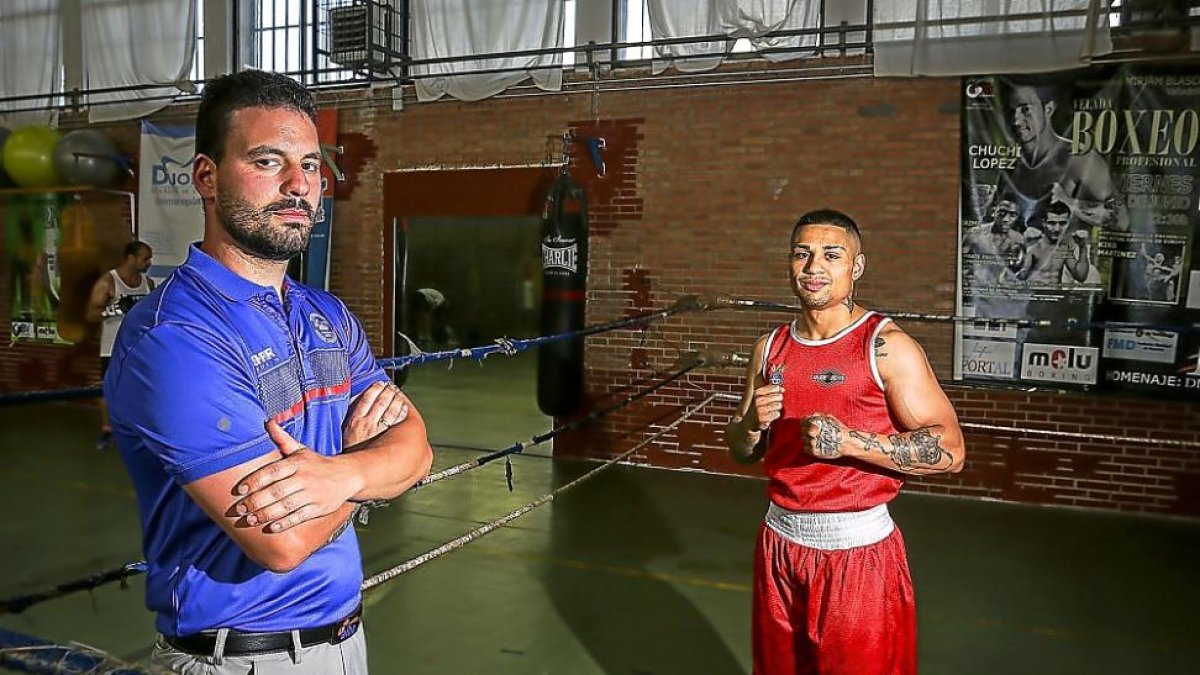 FlorentinoMoya y Salvador Jiménez posan entre las cuerdas instaladas en el gimnasioLa Campiña.-MIGUEL ÁNGEL SANTOS