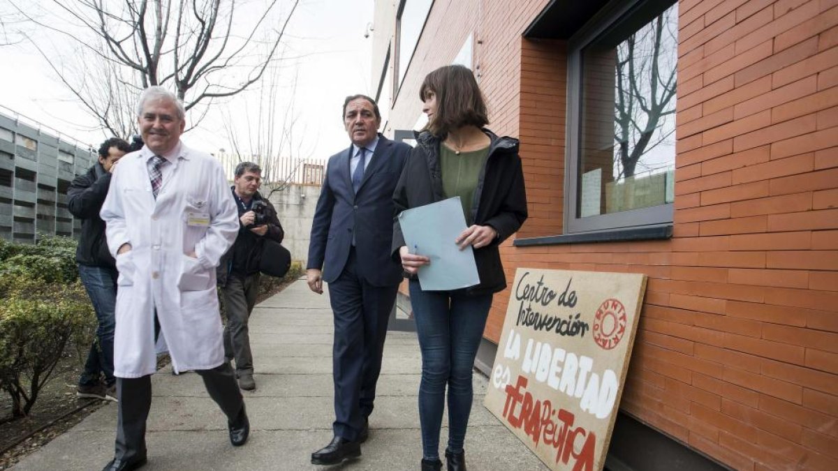 El consejero de Sanidad, Antonio María Sáez Aguado, visita el Centro de Intervención Comunitaria del Hospital Universitario Río Hortega junto al gerente del centro, Alfonso Montero, y la psiquiatra del hospital Río Hortega Laura Martín-ICAL