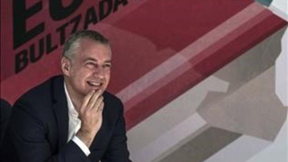 El lendakari a lendakari del PNV, Iñigo Urkullu, se muestra dispuesto a pactar indistintamente con PP o PSOE.-EFE / MIGUEL TONA