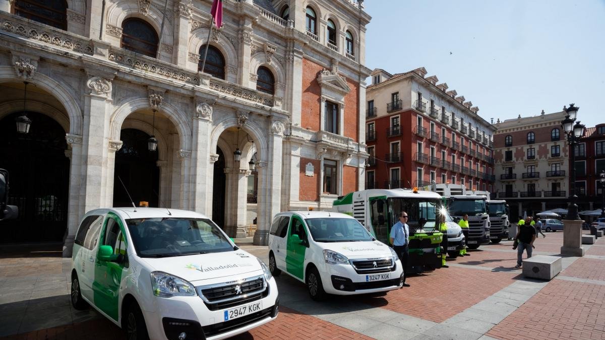 El Ayuntamiento presenta los vehículos del servicio de limpieza-PHOTOGENIC/PABLO REQUEJO