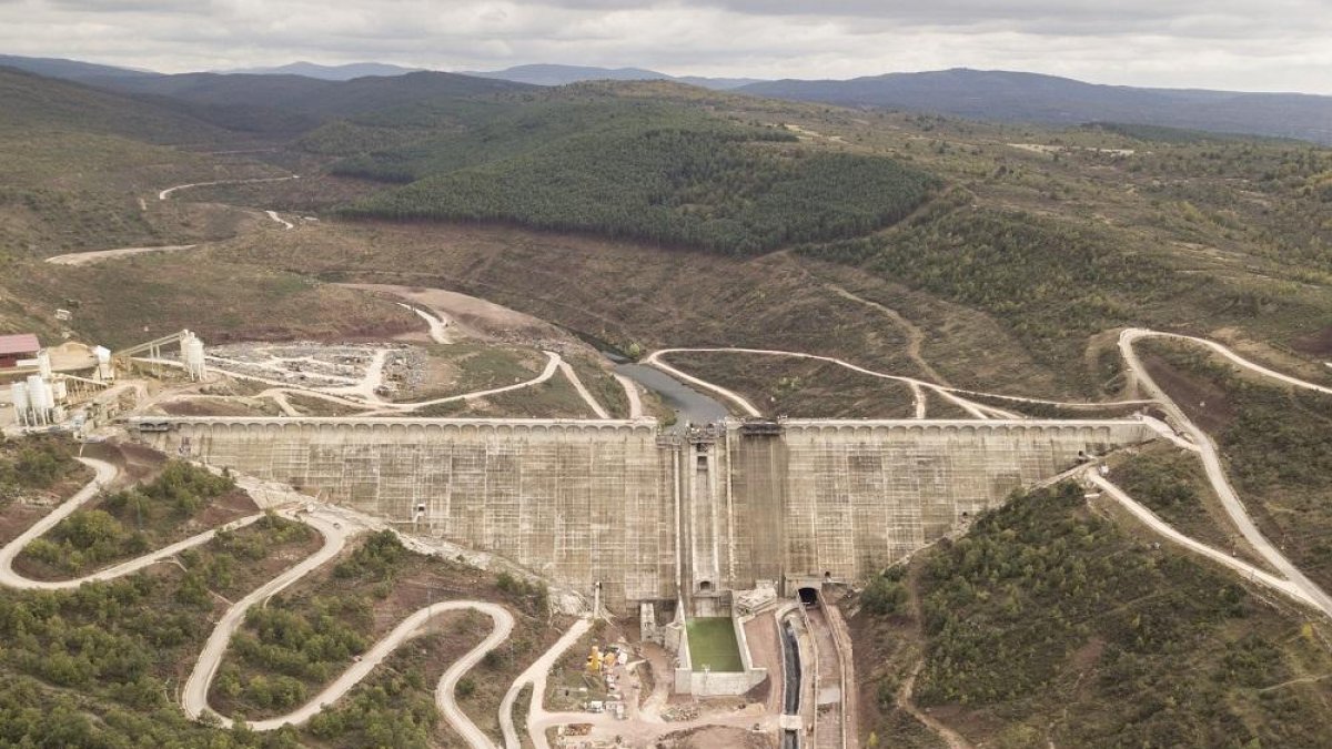 Vista aérea de la presa de Castrovido, una obra faraónica que acumula más de 10 años de retraso a sus espaldas.-ISRAEL L. MURILLO
