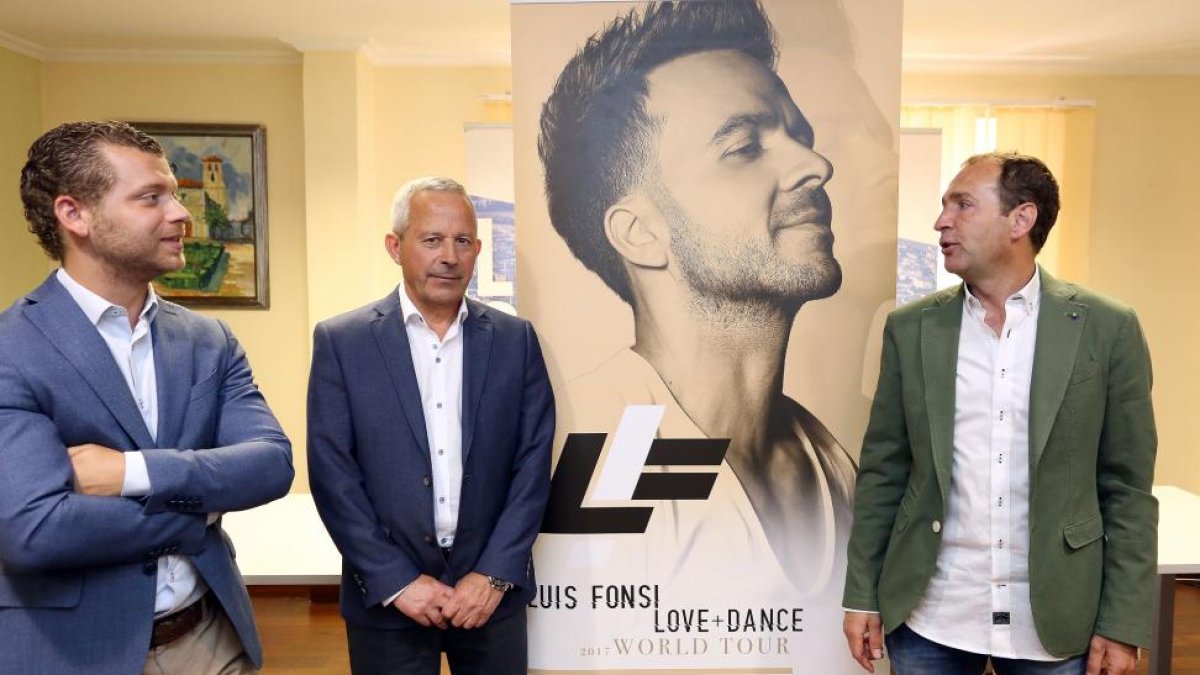 Roman Rodríguez y Juanjo Rodríguez junto con el cartel de Luis Fonsi-ICAL