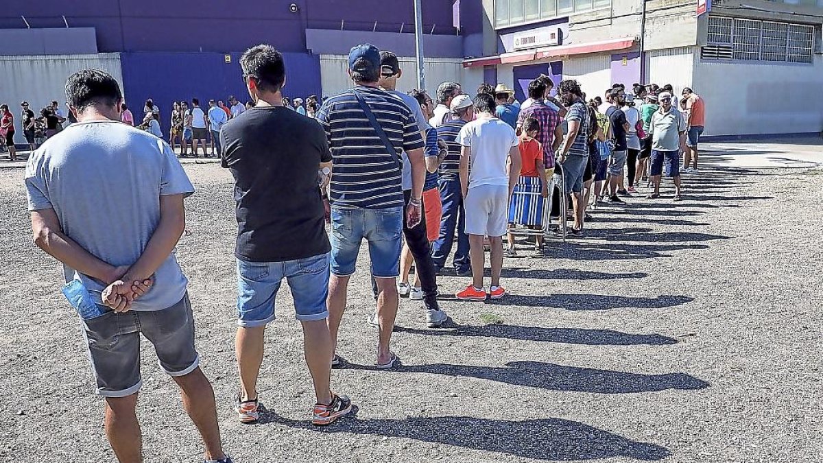 Colas de aficionados en busca de una entrada para ver el Real Valladolid-Barcelona.-MIGUEL ÁNGEL SANTOS