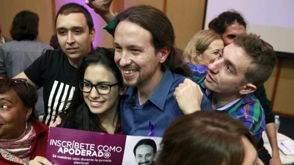 El candidato a la Presidencia del Gobierno de Podemos Pablo Iglesias posa hoy con algunos de los participantes del acto electoral de la Universidad de La Laguna EFE Cristobal Garcia-EFE