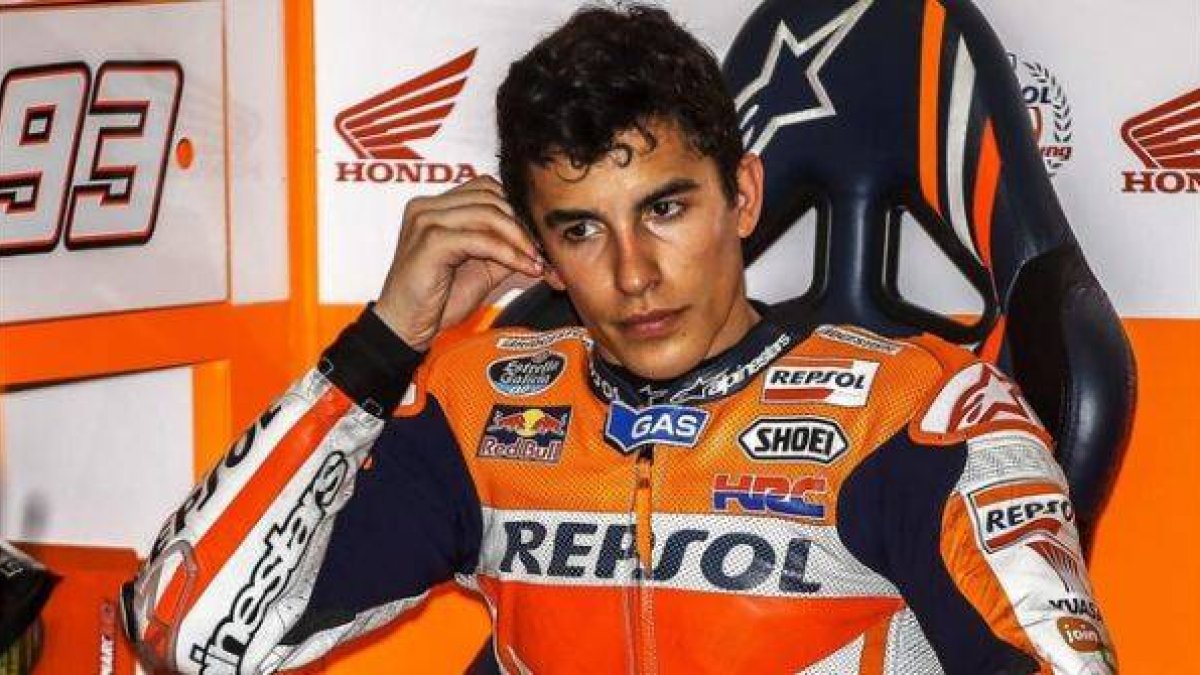 Marc Márquez, de Repsol Honda, descansa en su garaje en la segunda jornada de entrenamientos en Sepang, este martes.-Foto: EFE / AZHAR RAHIM