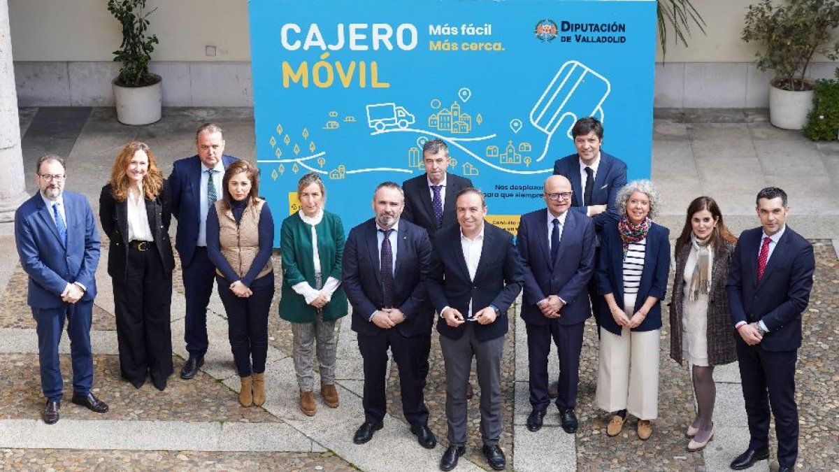 El vicepresidente de la Diputación de Valladolid, Víctor Alonso, se reúne con representantes de entidades financieras para explicarles el proyecto de Cajero Móvil. ICAL