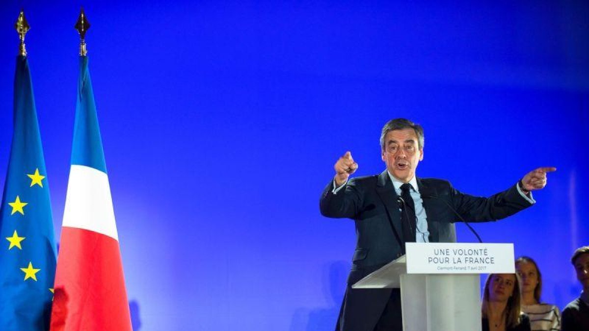 Francois Fillon interviene en un mitin en Cournon-d'Auvergne, en el centro de Francia, el viernes 7 de abril.-AFP / THIERRY ZOCCOLAN