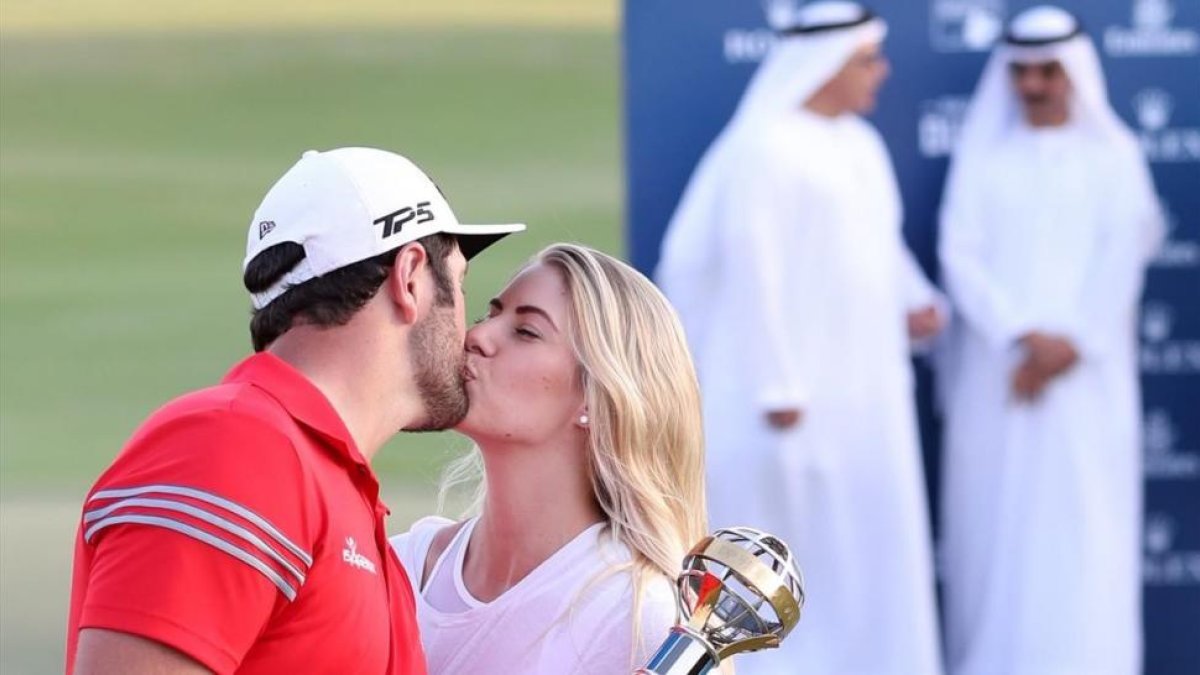 El campeón Jon Rahm besa a su novia en Dubái.-AFP / KARIM SAHIB
