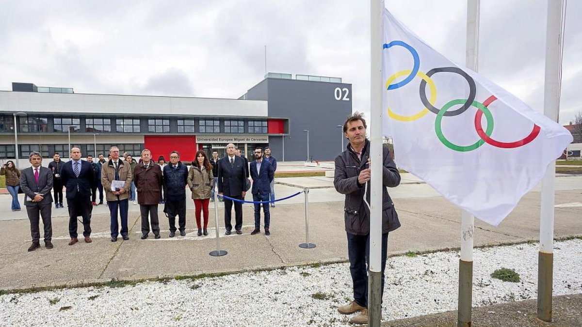 Viciosa junto a la bandera olímpica y las autoridades.-ICAL