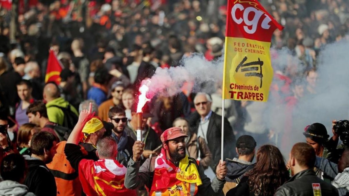 Varios sindicatos  encabezados por la CGT participan en una primera jornada de huelgas contra la reforma laboral-EFE / IAN LANGSDON