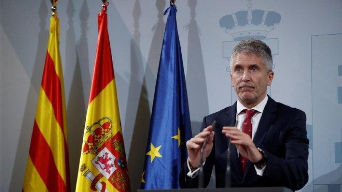 Fernando Grande-Marlaska pide al Govern una condena firme de la violencia tras reunirse con Buch.-TONI ALBIR/EFE