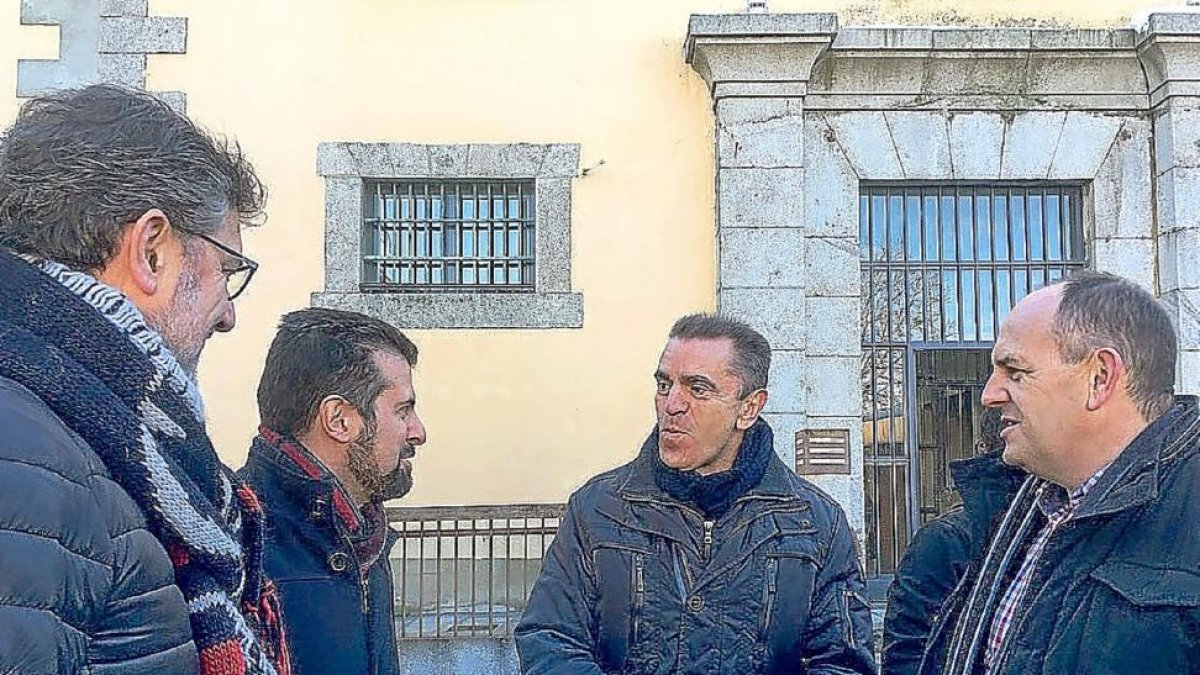 Luis Tudanca, segundo por la izquierda, con dirigentes socialistas de Segovia.-ICAL