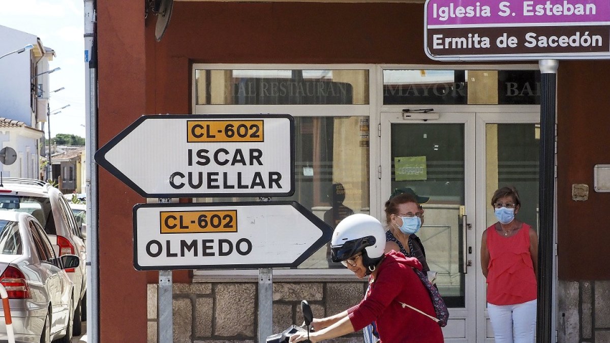 Una joven se dirige en moto a Íscar, tras levantarse el confinamiento que impedía el libre tránsito con otros municipios de la zona. REPORTAJE FOTOGRÁFICO: PHOTOGENIC / MIGUEL ÁNGEL SANTOS