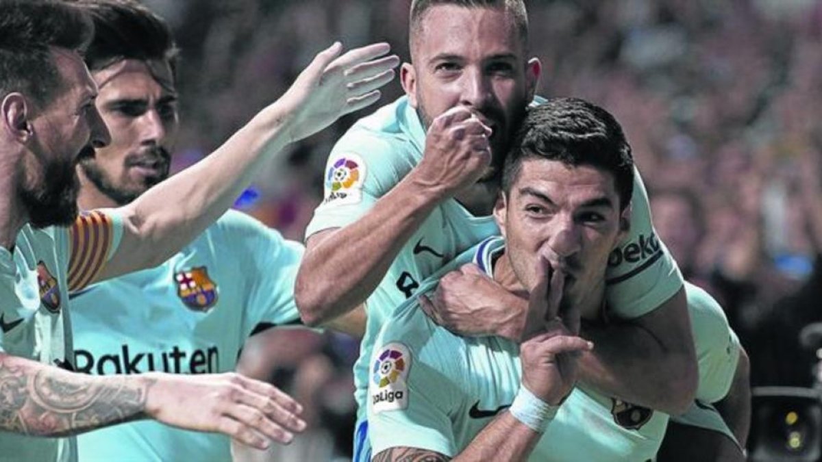 Suárez celebra su gol junto a Messi, Alba y Andre Gomes.-REUTERS / SERGIO PÉREZ