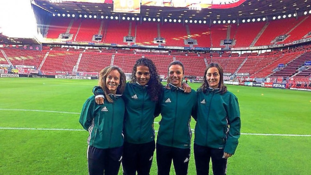 Silvia Fernández, primera por la izda., con el equipo arbitral del Twente-Sparta (octubre) en el estadio holandés.-FCYLF