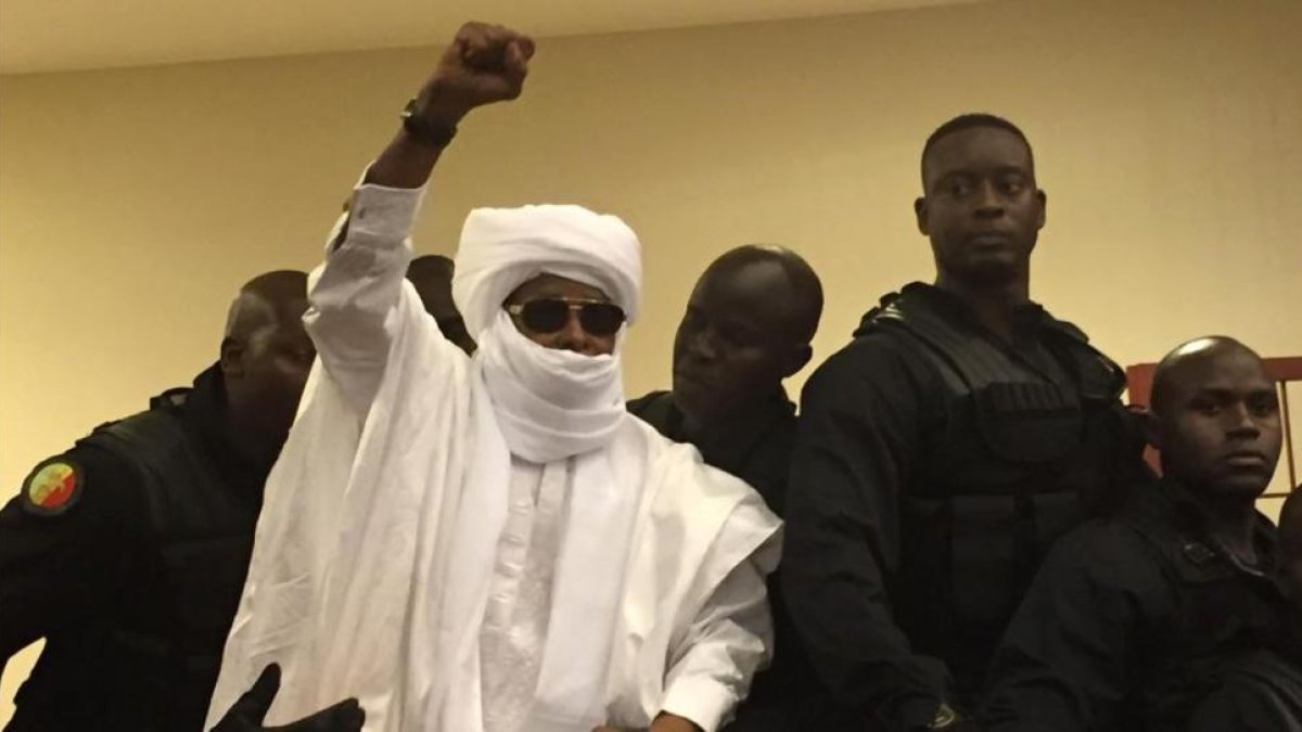 El expresidente del Chad Hissène Habré levanta el brazo tras escuchar la sentencia a cadena perpetua.-AP / CARLEY PETESCH