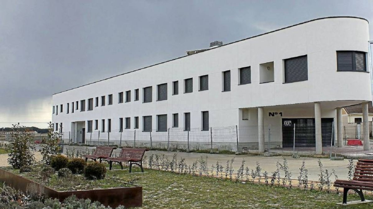 Edificio con las veinte viviendas públicas en la localidad de Íscar-S. Merlo