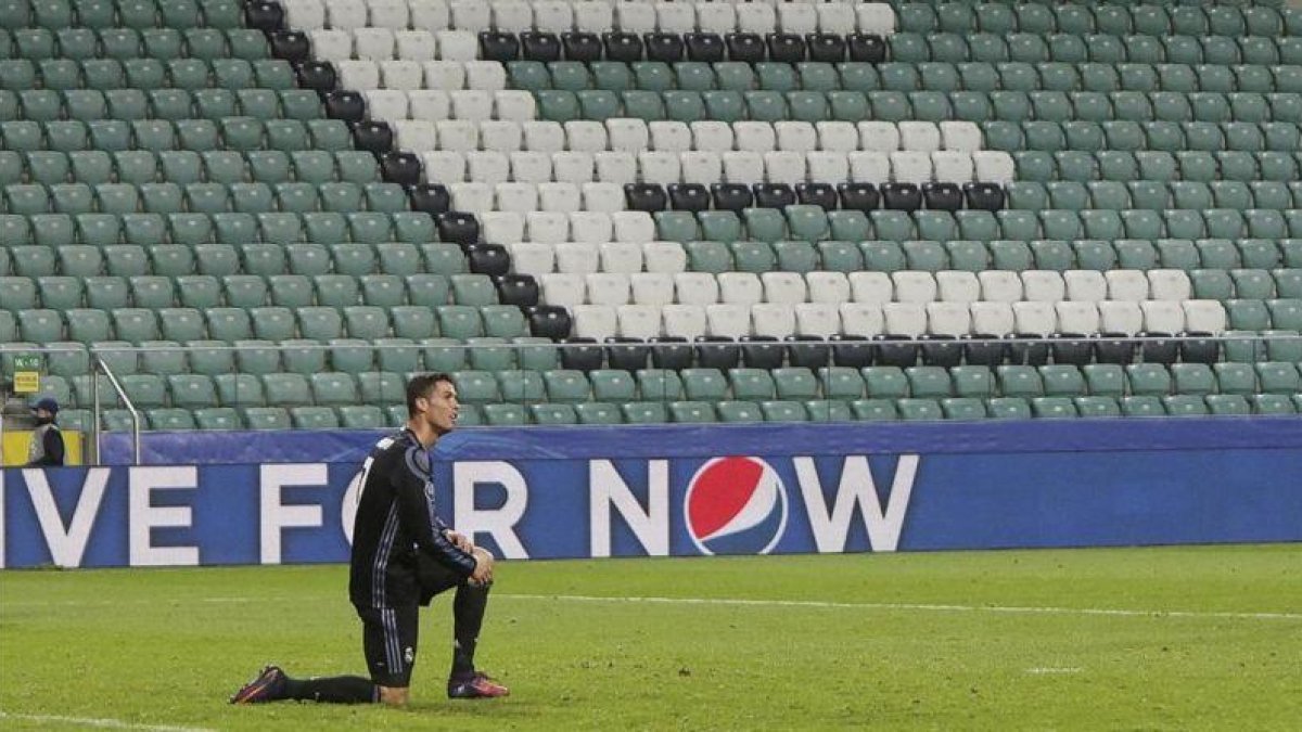 La estrella blanca, en un partido desacertado, protagonizó una absurda jugada de espuela en el empate ante el Legia.-AP / CZAREK SOKOLOWOSKI