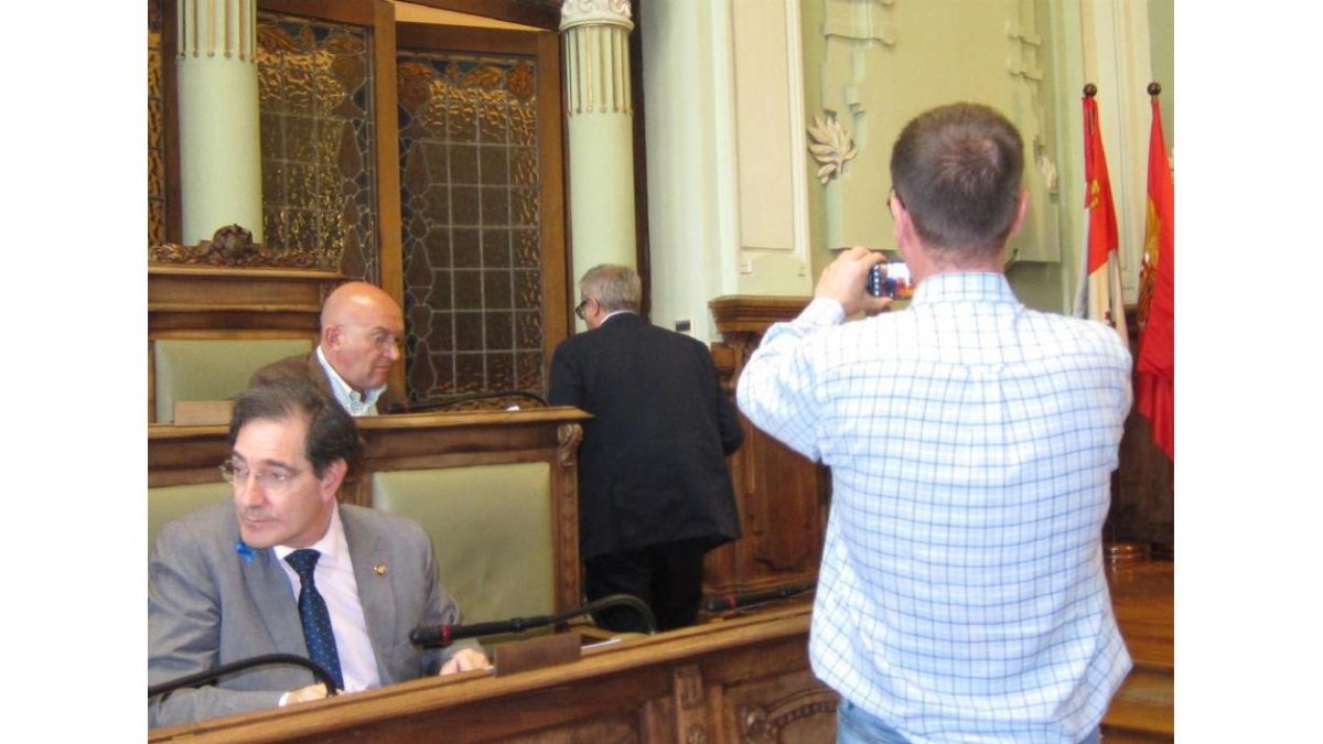El portavoz del PP, Martínez Bermejo, abandona el Pleno de Valladolid después de ser expulsado por el alcalde Óscar Puente.-