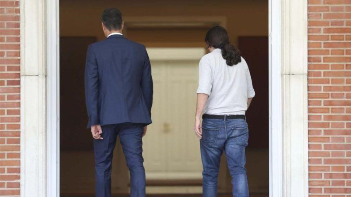 Pedro Sánchez recibe a Pablo Iglesias en el palacio de la Moncloa.-DAVID CASTRO