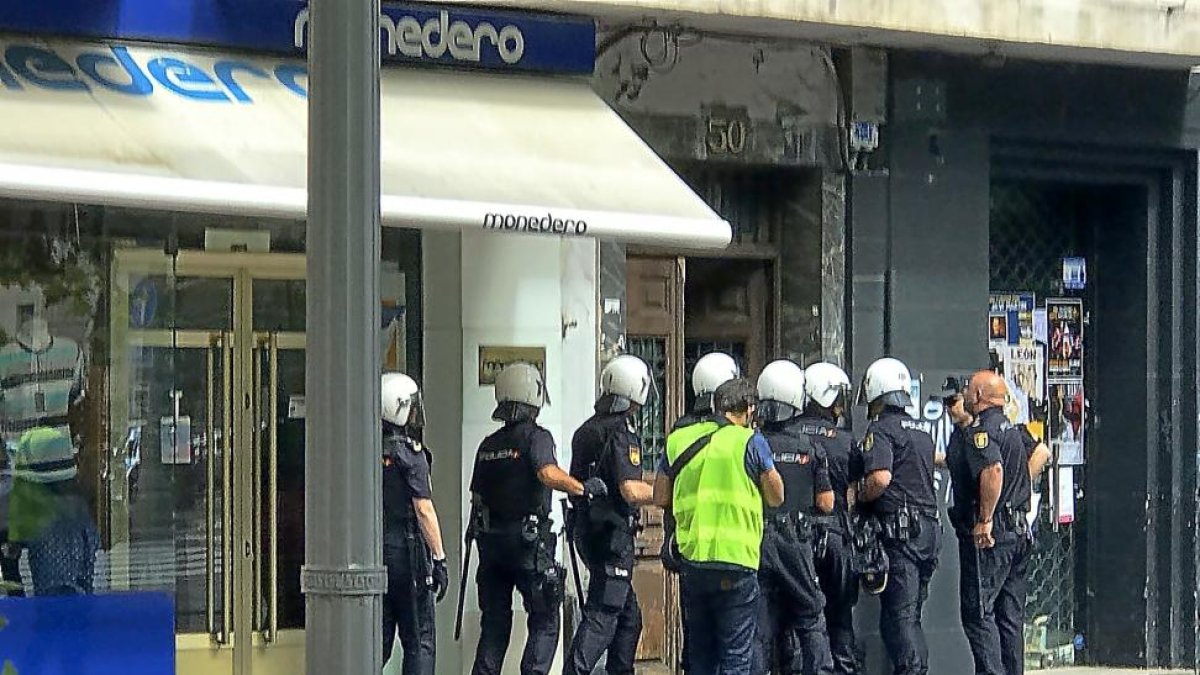 Una dotación de la Policía Nacional durante la entrada al edificio ‘okupado’ en el Paseo de Zorrilla, 50-LUIS MERILLAS