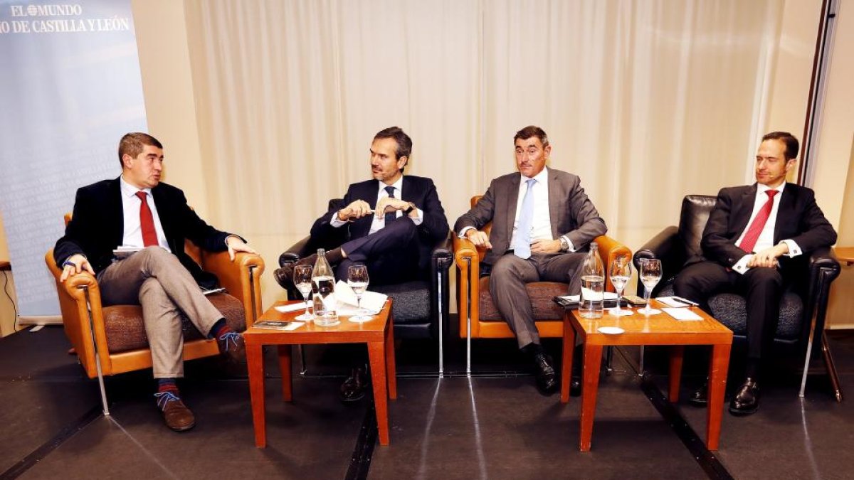 El director de El Mundo de Castilla y León, Pablo R. Lago, con Santiago Mora (D. O. Rueda), Antonio Hernández (KPMG) y Pablo Barros (Cecinas Pablo), ayer, en el Club de Prensa.-J. M. LOSTAU