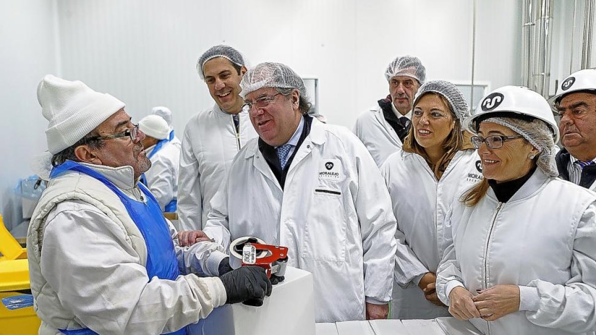 El presidente de la Junta, Juan Vicente Herrera, y la consejera de agricultura, Milagros Marcos, visitan la empresa Moralejo Selección en Coreses.-ICAL