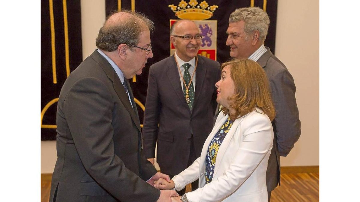 Juan Vicente Herrera y Sáenz de Santamaría se saludan en presencia de Medrano y Posada.-Pablo Requejo
