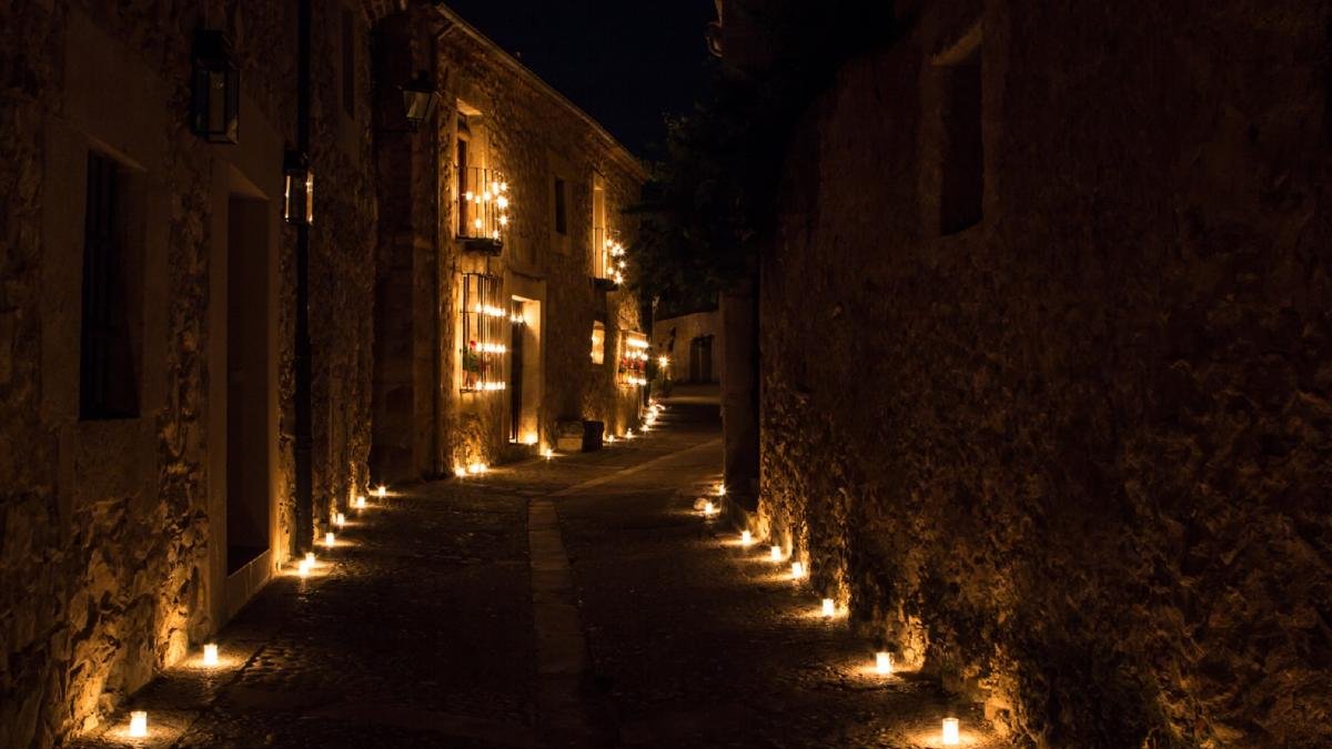Imagen de una de las calles de Pedraza durante las Noches de las Velas, una seña de identidad en la villa.-L.P.
