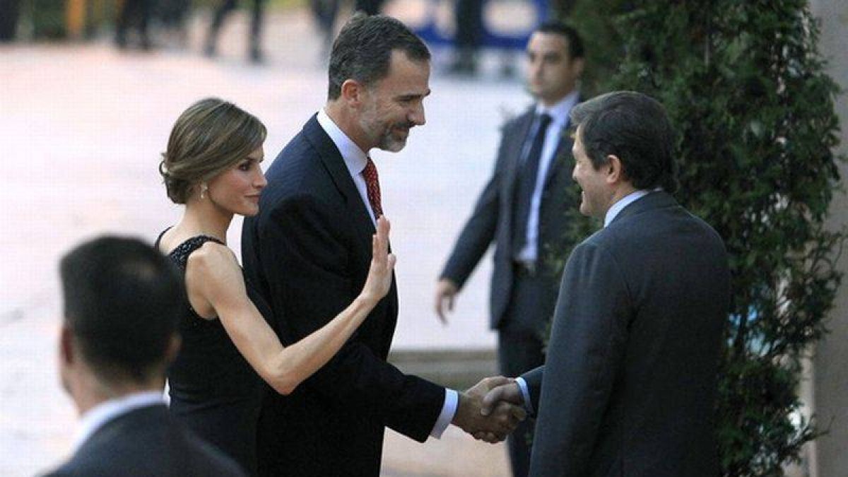 Los Reyes son recibidos por el presidente de Asturias, Javier Fernández, el jueves en Oviedo.-Foto: EFE / JOSÉ LUIS CEREIJIDO