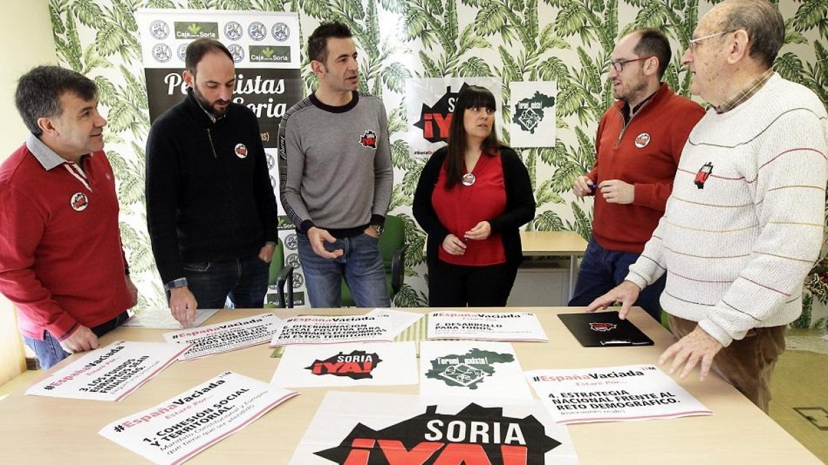 Miembros de la plataforma Soria Ya durante la presentación de la manifestación del día 31 de marzo.-LUIS ÁNGEL TEJEDOR