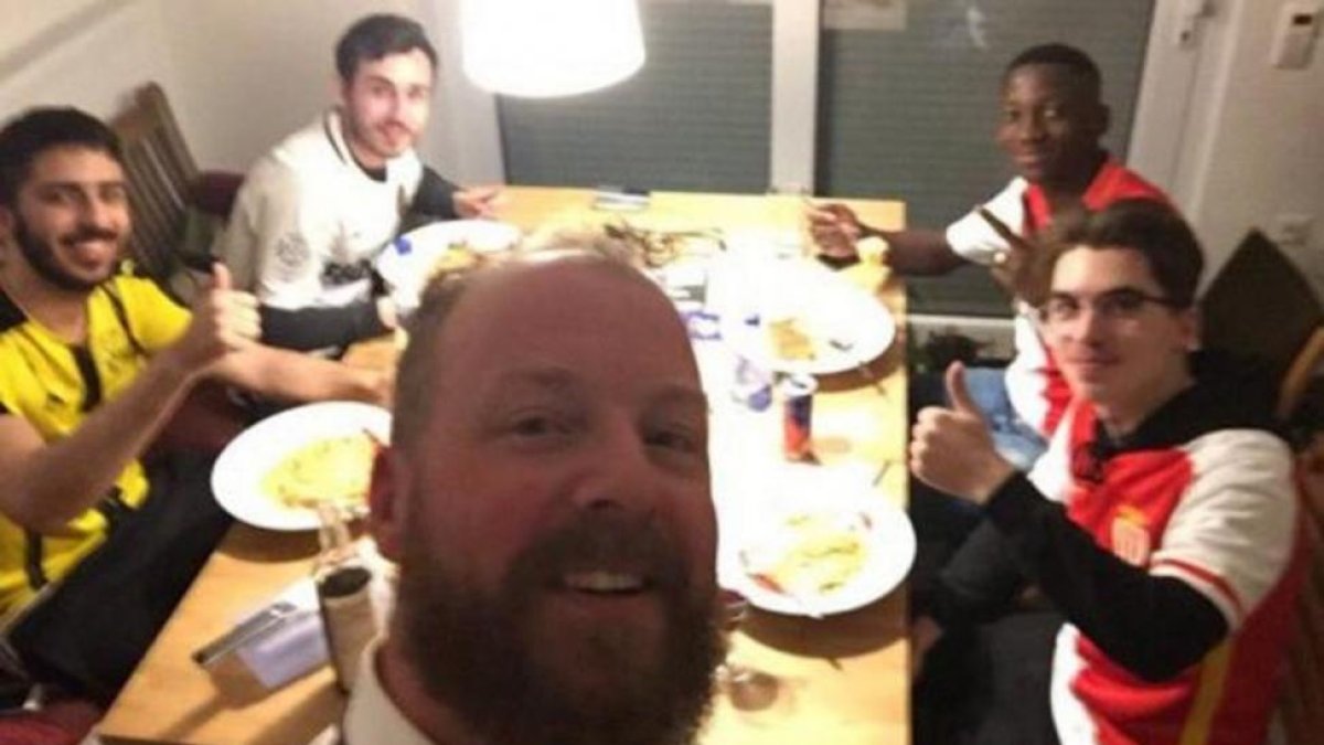 Aficionados del Borussia de Dortmund acogieron en sus casas a los del Mónaco tras suspenderse el partido de Champions.-TWITTER