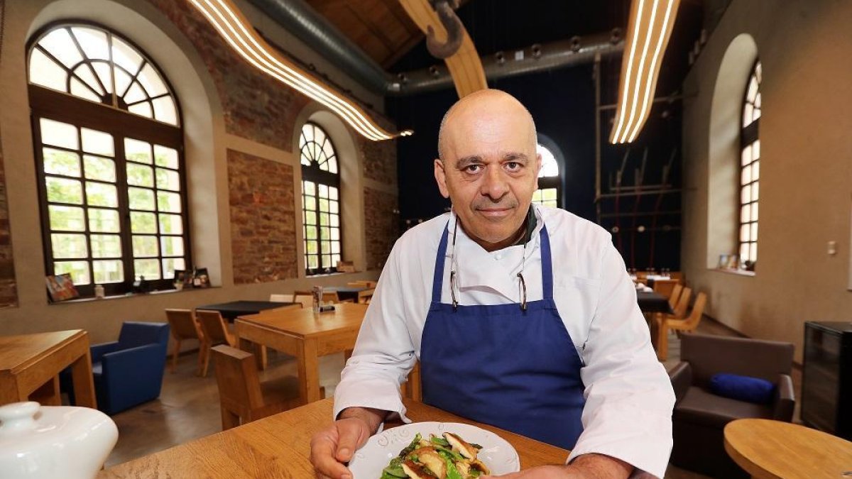 Jesús Rodríguez ‘Suso’, chef del establecimiento con uno de los platos de la carta.-LUIS DE LA MATA